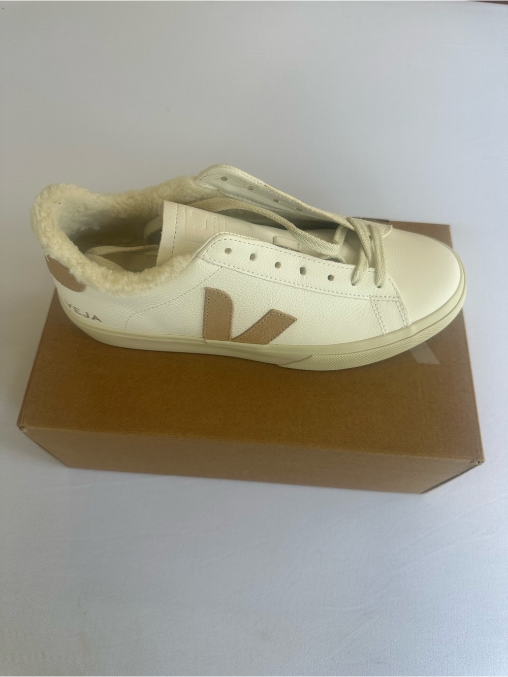 Veja Chrome Free leather Sneakers Lace up w/Tan V Logo and Faux Fur Lining 8/10 - Picture 3 of 16